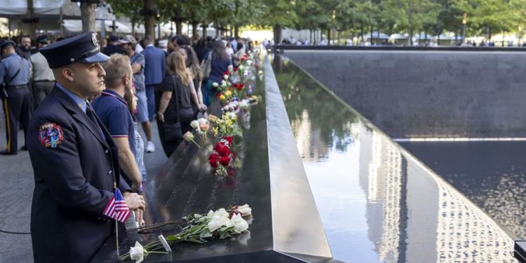 Familiares de las víctimas de los ataques del 11-S a las torres gemelas, acudieron este 11 de septiembre a rendir homenaje a sus seres queridos.