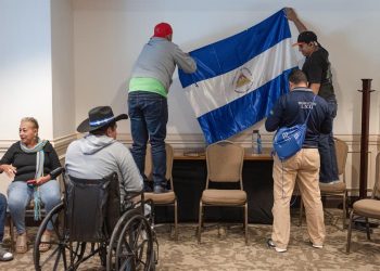 Nicaragüense excarcelados se reúnen en un hotel para clamar por una Nicaragua libre.