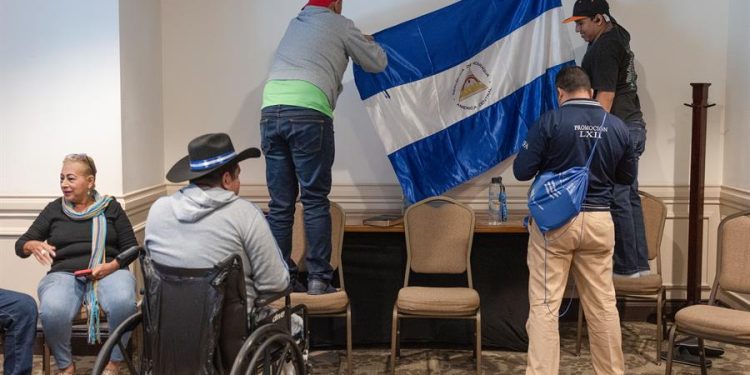 Nicaragüense excarcelados se reúnen en un hotel para clamar por una Nicaragua libre.