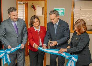 La presidenta en funciones Karin Herrera participó en la inauguración de la Oficina de Transparencia y Probidad del Inguat. /Foto: Inguat.