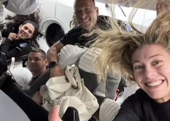 Los miembros de la tripulación de Polaris, la encargada de misión Sarah Gillis, el comandante Jared Isaacman, el piloto Scott Poteet, y Anna Menon, también encargada de misión en la cápsula espacial, luego del primer paseo espacial privado.