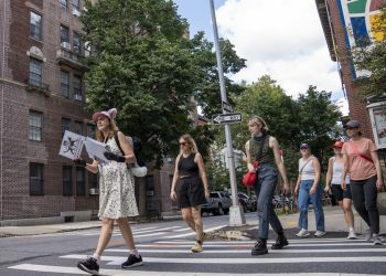 La escritora Peggy Gavan ofrece un recorrido por lugares emblemáticos de Nueva York, mientras cuenta historias de gatos.