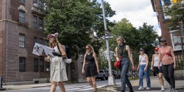 La escritora Peggy Gavan ofrece un recorrido por lugares emblemáticos de Nueva York, mientras cuenta historias de gatos.