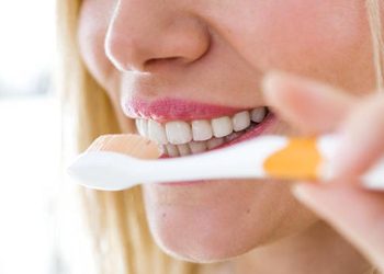 Una adecuada higiene dental evita la formación de la placa bacteriana la reproducción de la bacteria.