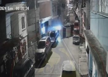 Policías que se conducían en vehículo decomisado causan incidente en Santa Elena II zona 18.