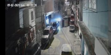 Policías que se conducían en vehículo decomisado causan incidente en Santa Elena II zona 18.
