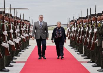 Presidente de Guatemala arriba a México para participar en la investidura de Claudia Sheinbaum.