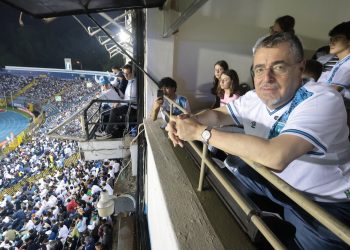 El presidente Bernardo Arévalo, durante el partido de la selección nacional contra su par de Costa Rica. /Foto: Daniel Hernández