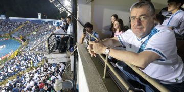 El presidente Bernardo Arévalo, durante el partido de la selección nacional contra su par de Costa Rica. /Foto: Daniel Hernández