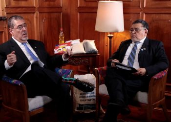 El presidente Bernardo Arévalo y el ministro de Agricultura, Maynor Estrada, conversan sobre los programas de apoyo al campo, en presentación en Tik Tok./Foto: Daniel Ordóñez