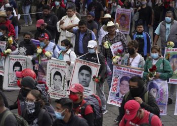 Padres de Ayotzinapa claman justicia desde hace una década por desaparición de sus hijos. / Foto: Los Ángeles Times.