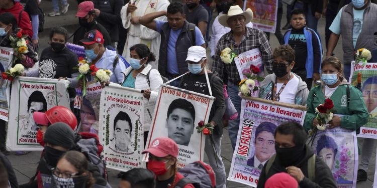 Padres de Ayotzinapa claman justicia desde hace una década por desaparición de sus hijos. / Foto: Los Ángeles Times.