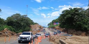 Mandatario informa que ya fueron otorgados los contratos para los trabajos en la autopista Palín-Escuintla. / Foto: CIV.