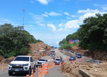 Mandatario informa que ya fueron otorgados los contratos para los trabajos en la autopista Palín-Escuintla. / Foto: CIV.