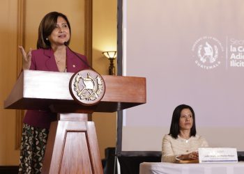Presidenta en funciones Karin Herrera participó en el lanzamiento del programa Bienestar laboral. / Foto: Dickens Zamora.