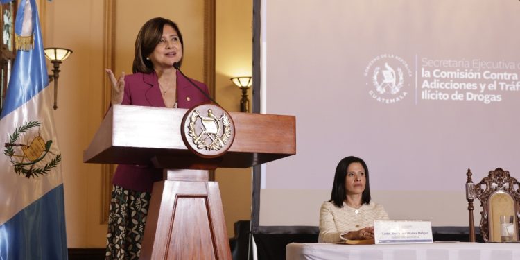 Presidenta en funciones Karin Herrera participó en el lanzamiento del programa Bienestar laboral. / Foto: Dickens Zamora.
