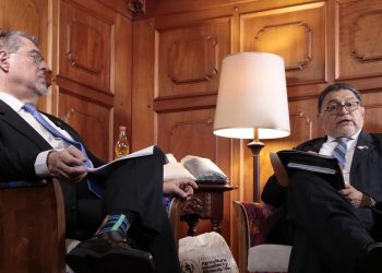 Presidente Arévalo junto al ministro de Agricultura. / Foto: Daniel Ordóñez.