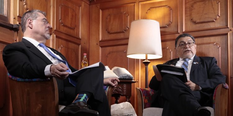 Presidente Arévalo junto al ministro de Agricultura. / Foto: Daniel Ordóñez.