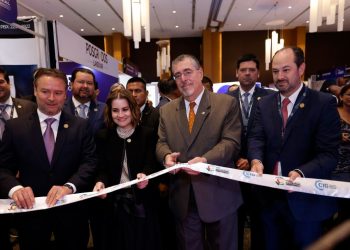 Presidente destaca la importancia de la inversión en infraestructura para mejorar la conectividad.