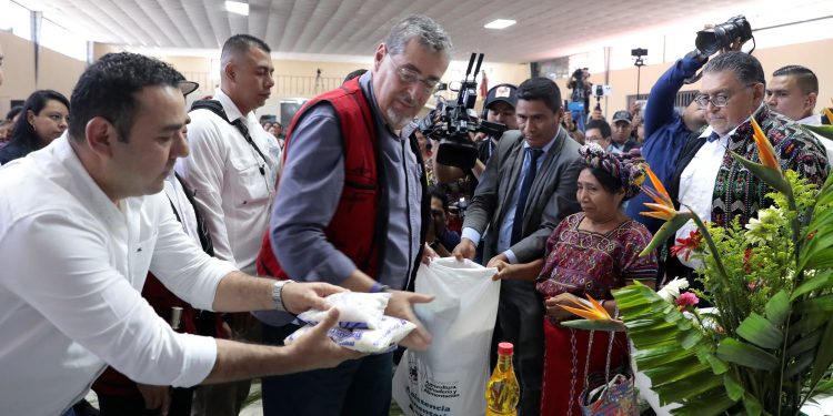 Presidente resalta el valor de los alimentos, en Santa María Nebaj