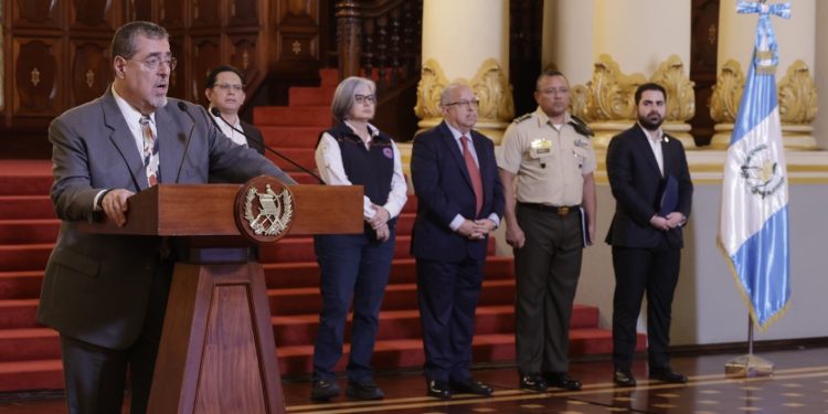 Presidente Bernardo Arévalo pide a la población estar informada por acciones a seguir por intensas lluvias. / Foto: Dickens Zamora y Noé Pérez.