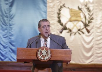 Presidente Bernardo Arévalo hace llamado a comisionados a evaluar objetiva y rigurosamente hojas de vida de aspirantes a magistrados de la Corte Suprema de Justicia y de Apelaciones.
