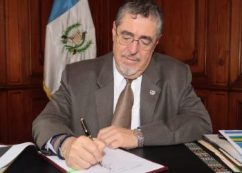 Presidente firma incremento para pensionados estatales. / Foto: Daniel Hernández.