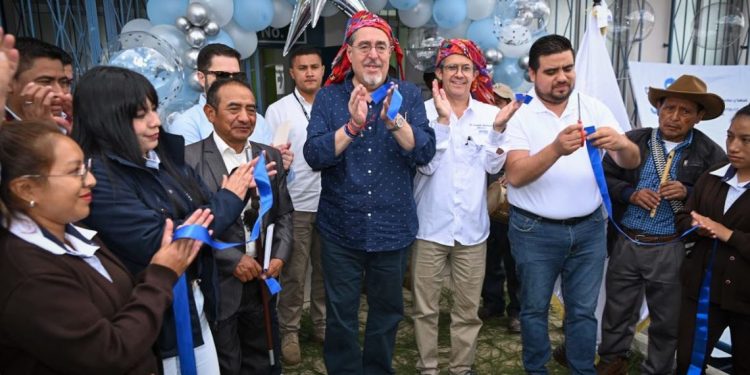 Presidente Bernardo Arévalo en inauguración de puestos de Salud. / Foto: SCSP.