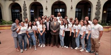 Presidente recibió a jóvenes voluntarios israelíes. / Foto: Noé Pérez.