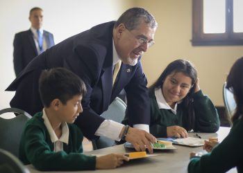 Presidente Bernardo Arévalo visita a estudiantes de la Escuela Normal Central para Varones que participaron en el taller Arte por el Cambio. / Foto: Gilber García.