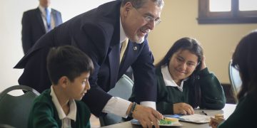 Presidente Bernardo Arévalo visita a estudiantes de la Escuela Normal Central para Varones que participaron en el taller Arte por el Cambio. / Foto: Gilber García.