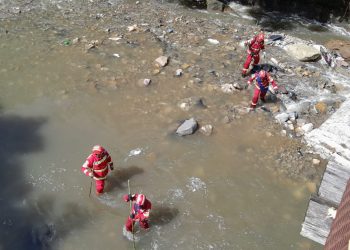 Socorristas recorren las márgenes del río Las Vacas en búsqueda de un niño arrastrado por la corriente el pasado lunes.