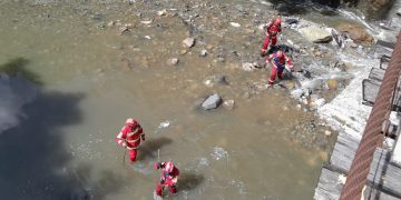 Socorristas recorren las márgenes del río Las Vacas en búsqueda de un niño arrastrado por la corriente el pasado lunes.