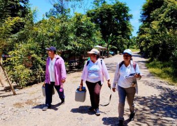 Salubristas llevan la vacunación a comunidades lejanas de Quiché. / Foto: MSPAS.