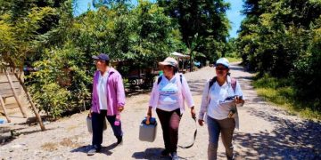 Salubristas llevan la vacunación a comunidades lejanas de Quiché. / Foto: MSPAS.