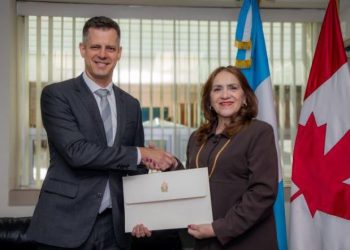 Viceministra recibe copias de estilo del embajador de Canadá
