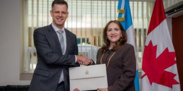 Viceministra recibe copias de estilo del embajador de Canadá