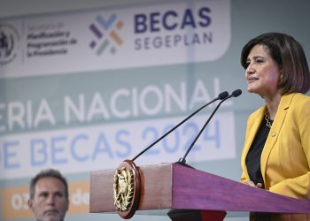 Vicepresidenta Karin Herrera envía mensaje a jóvenes que buscan nuevas oportunidades educativas a través de la Feria Nacional de Becas 2024. / Foto: Álvaro Interiano.