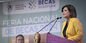 Vicepresidenta Karin Herrera envía mensaje a jóvenes que buscan nuevas oportunidades educativas a través de la Feria Nacional de Becas 2024. / Foto: Álvaro Interiano.