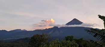Conred emite recomendaciones por explosiones de gases y lanzamiento de ceniza del volcán Santiaguito. /Foto: Conred.
