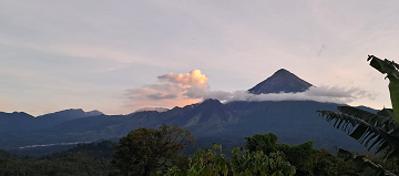 Conred emite recomendaciones por explosiones de gases y lanzamiento de ceniza del volcán Santiaguito. /Foto: Conred.