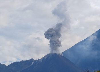 Conred e Insivumeh emiten recomendaciones a la población ante el incremento de explosiones realizadas por el volcán Santiaguito. / Foto: Conred.