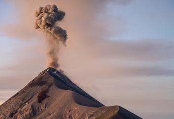 Conred reporta que el volcán de Fuego, está generando explosiones entre seis y 10 por hora. / Foto: Conred.