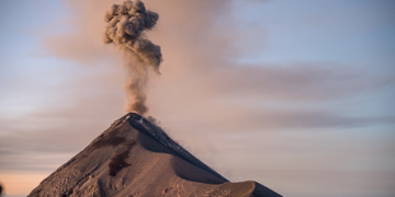 Conred reporta que el volcán de Fuego, está generando explosiones entre seis y 10 por hora. / Foto: Conred.