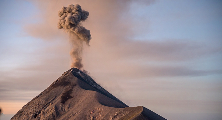 Conred reporta que el volcÃ¡n de Fuego, estÃ¡ generando explosiones entre seis y 10 por hora. / Foto: Conred.