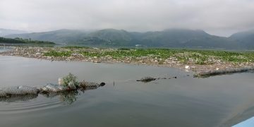 La contaminación del lago de Amatitlán responde a la actividad humana. / Foto: AMSA.