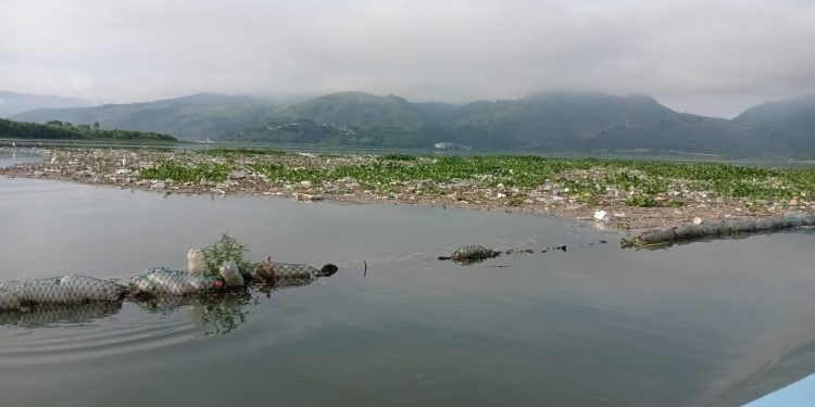 La contaminación del lago de Amatitlán responde a la actividad humana. / Foto: AMSA.