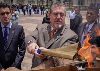 Presidente Arévalo enciende el fuego patrio. /Foto: Dickéns Zamora.