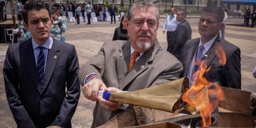 Presidente Arévalo enciende el fuego patrio. /Foto: Dickéns Zamora.