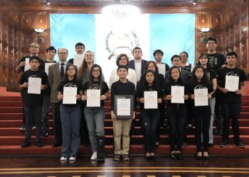 La vicepresidenta Herrera junto a la Selección Nacional de Matemática de Guatemala. /Foto: Vicepresidencia de la República.